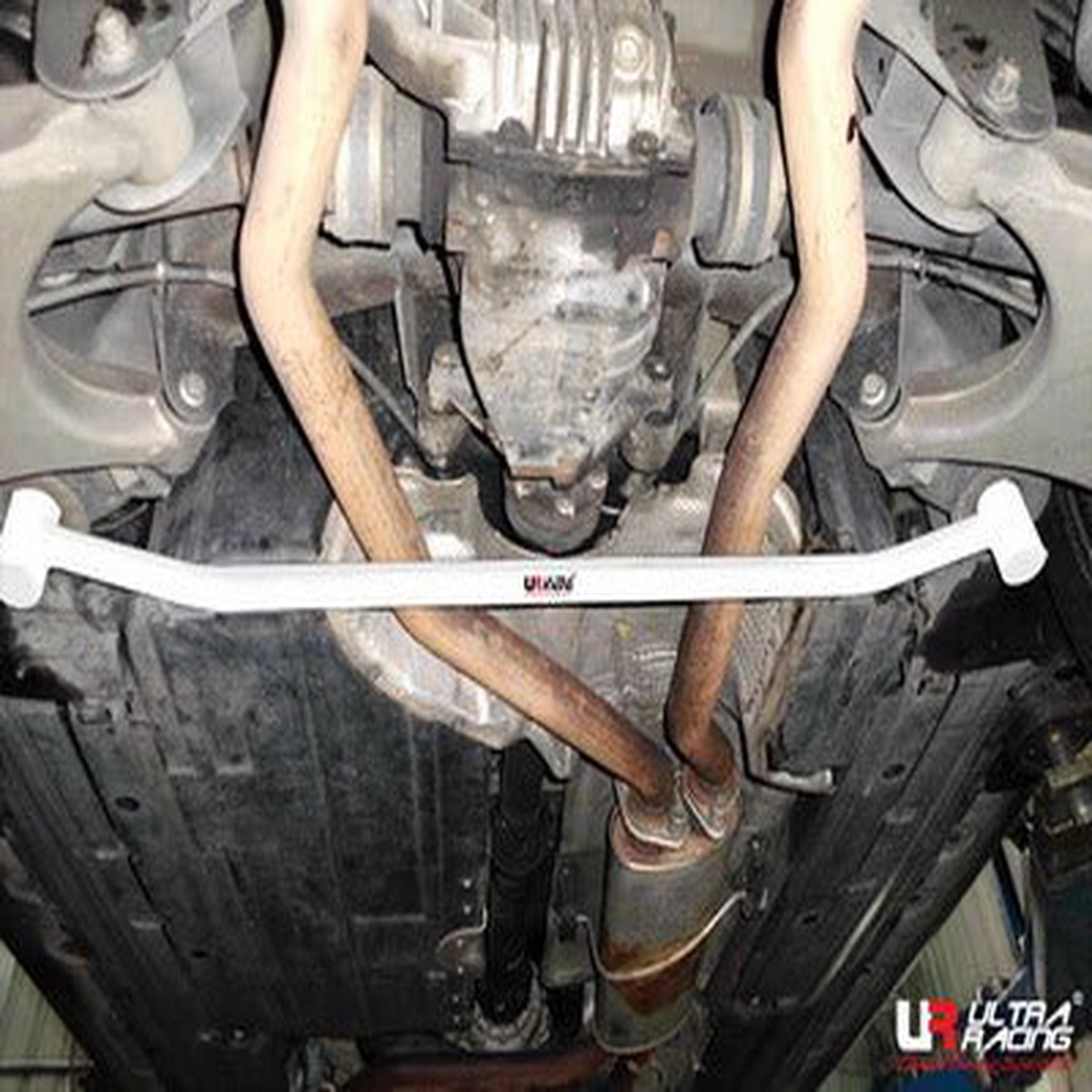 BMW E53 X5 4.4 99-06 Ultra Racing 2-Point Rear Lower Bar  UR-RL2-1703