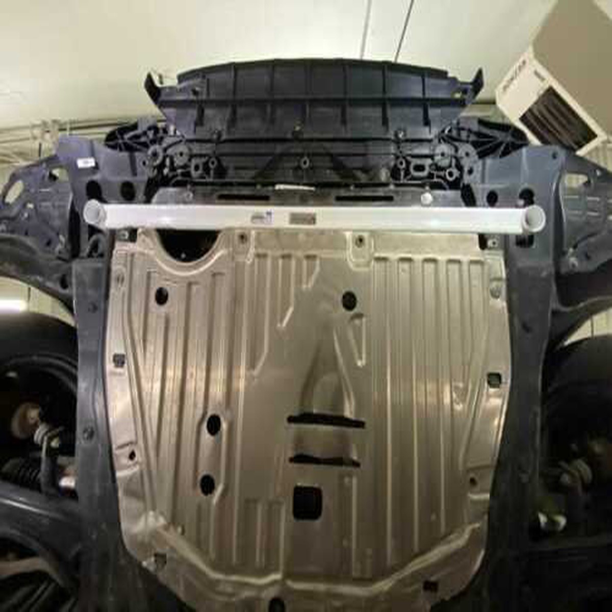 Honda Civic 15-17 FC 1.5T/1.8 Ultra Racing 2-Point Front Lower Bar  URTH-LA2-3523