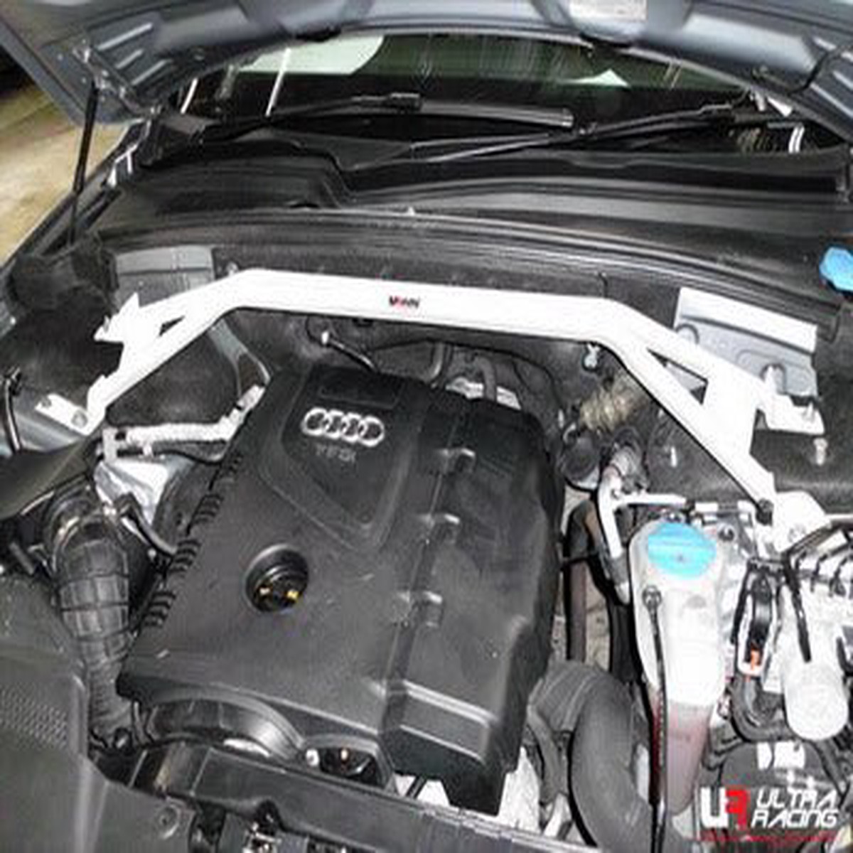 Audi Q5 2.0 08+ Ultra Racing 2-Point Front Upper Strutbar  UR-TW4-1752