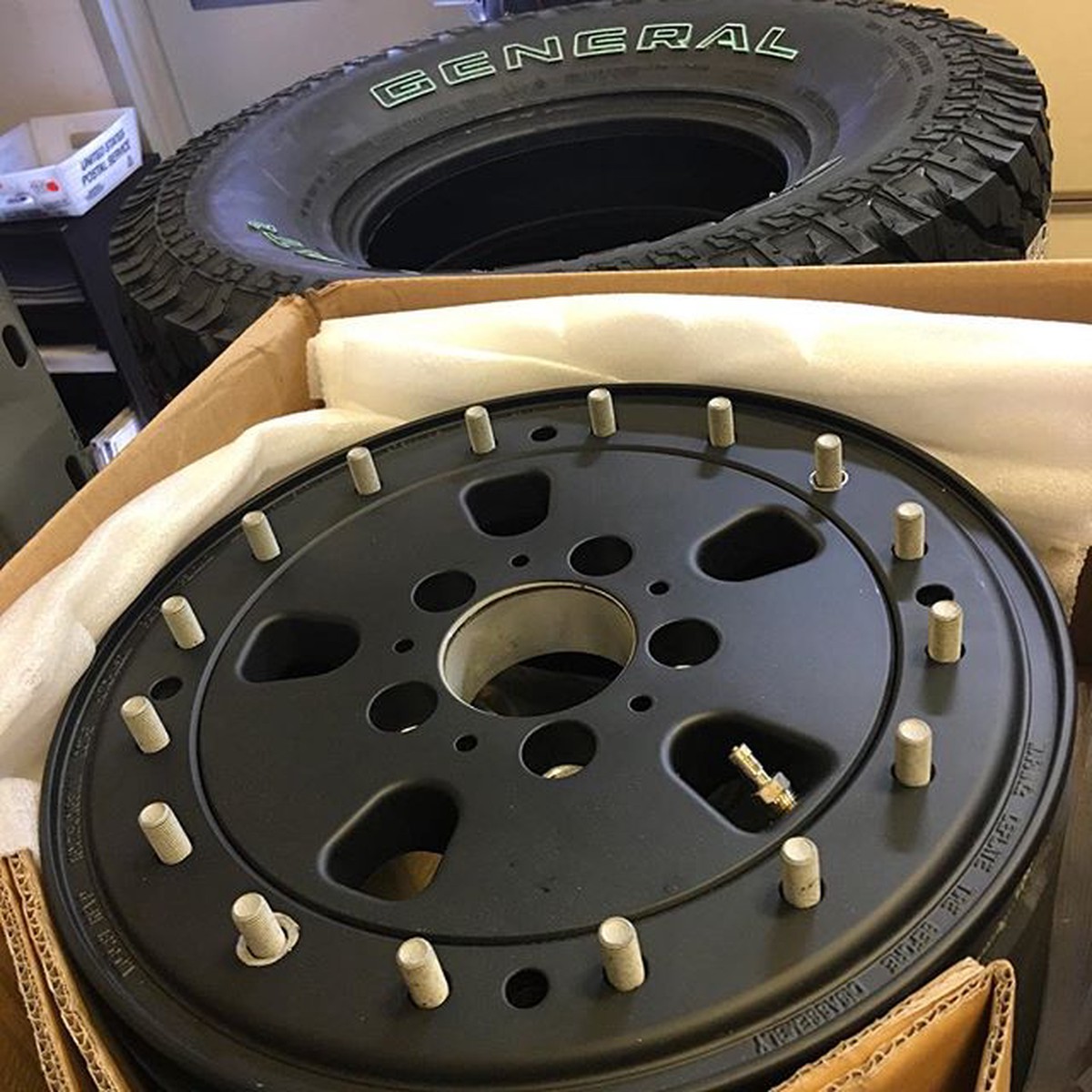 16 Hutchinson Beadlock Rims for G Wagon